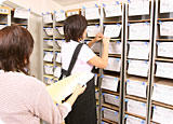調査書類一式を全国の調査員に発送する業務なども行っており、当社のリサーチ業務全般をサポートしています。